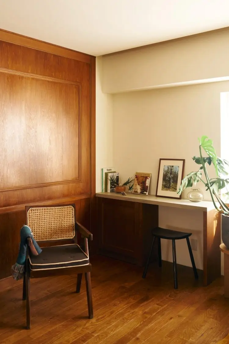 窓際にある壁付けのカウンターデスク