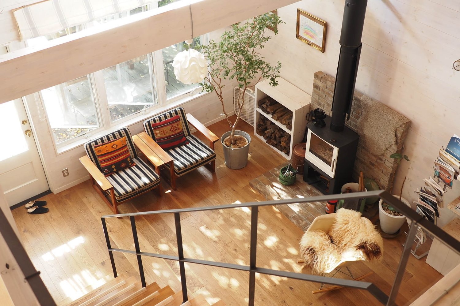 階段上からの吹き抜けリビング