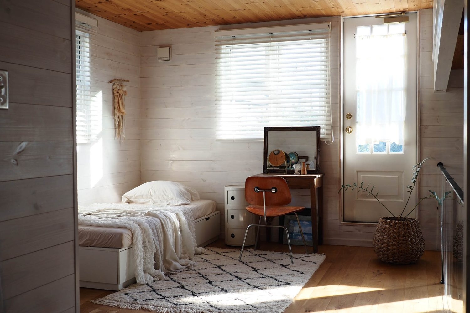 2F メイク台とベッド