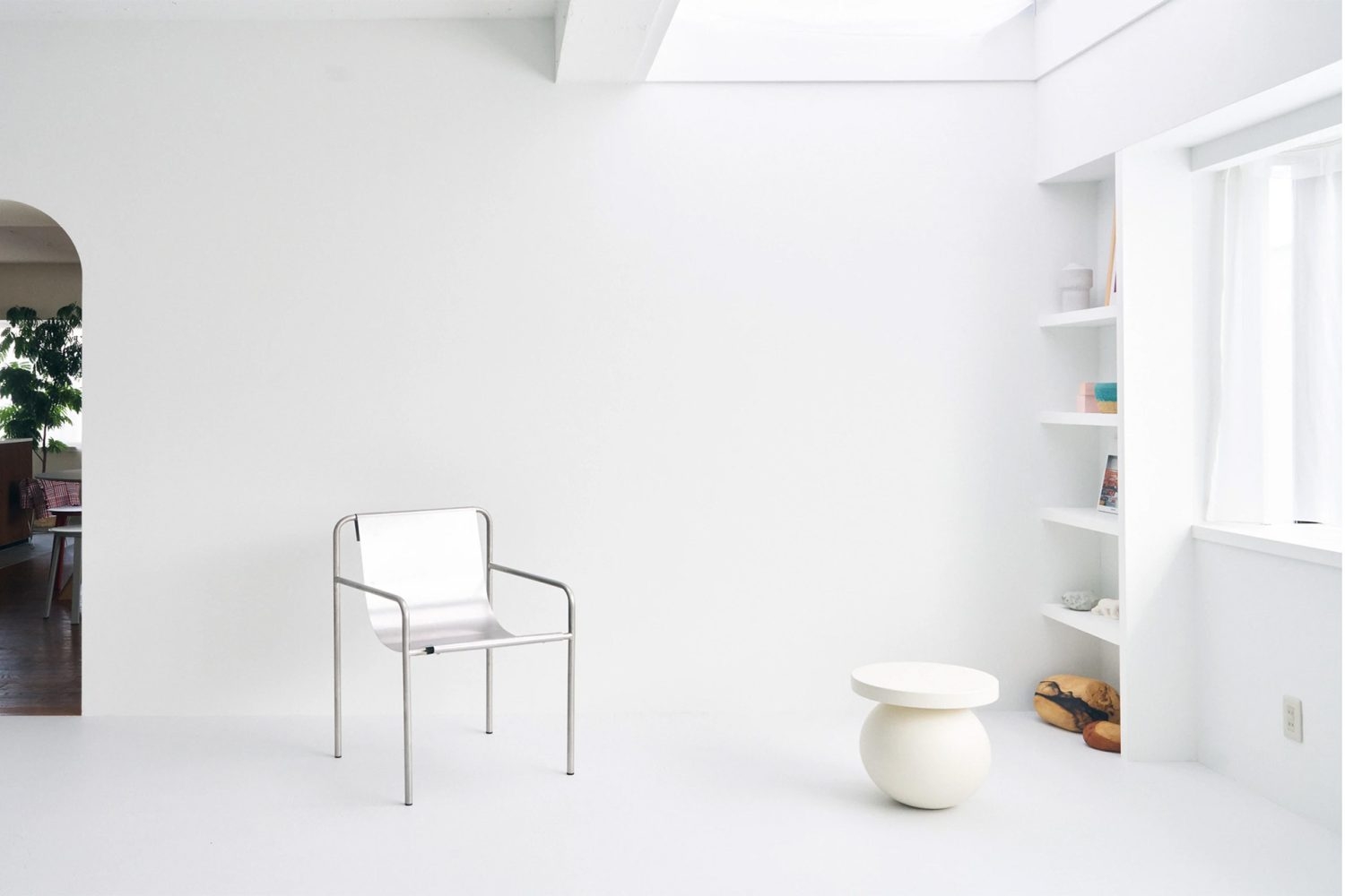 白壁に差し込む自然光