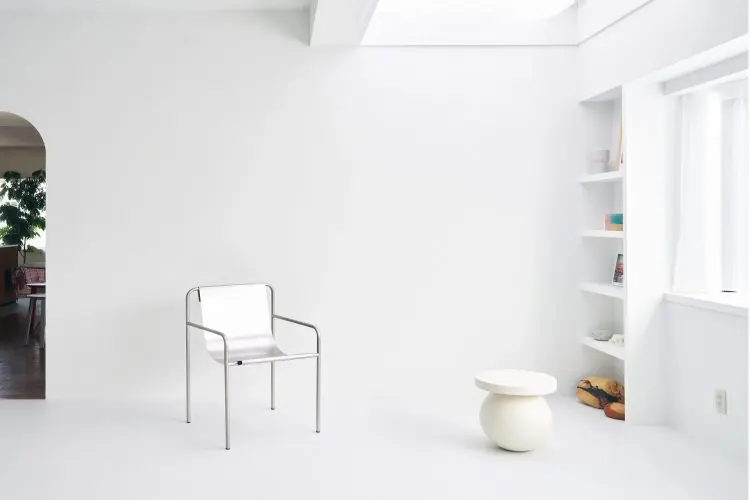 白壁に差し込む自然光