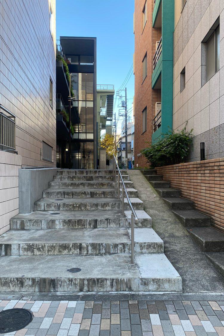 明治通りに面する階段をのぼった先にあるスタジオ