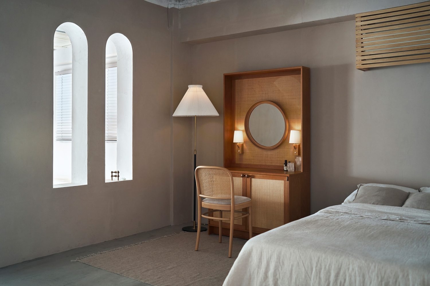 ドレッサーをベッド横に配置 / 照明も点灯可