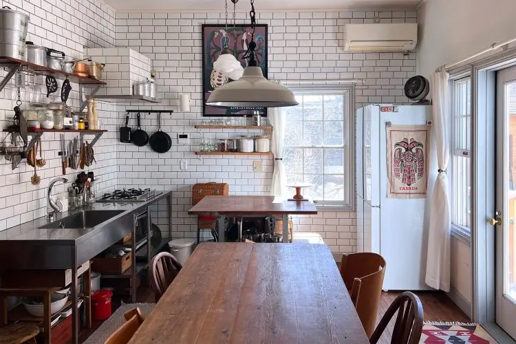 無国籍なイメージながらまとまりのあるダイニングキッチン