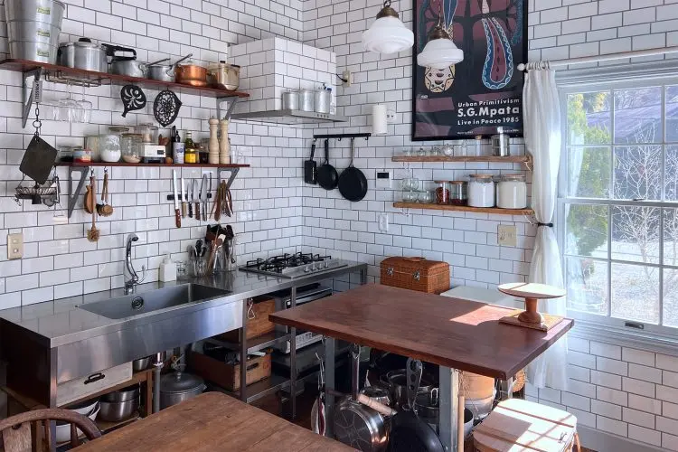 白タイルが印象的なキッチン