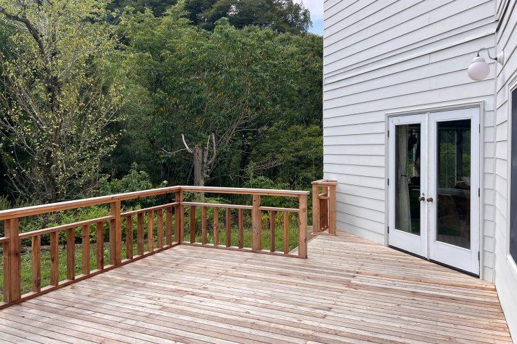 緑抜けで撮れる十分な広さのウッドデッキ