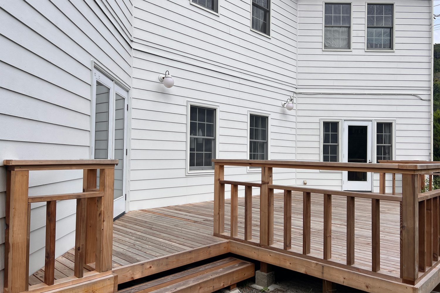 外壁を背景に撮影できるウッドデッキ