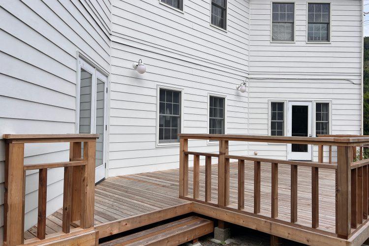 外壁を背景に撮影できるウッドデッキ