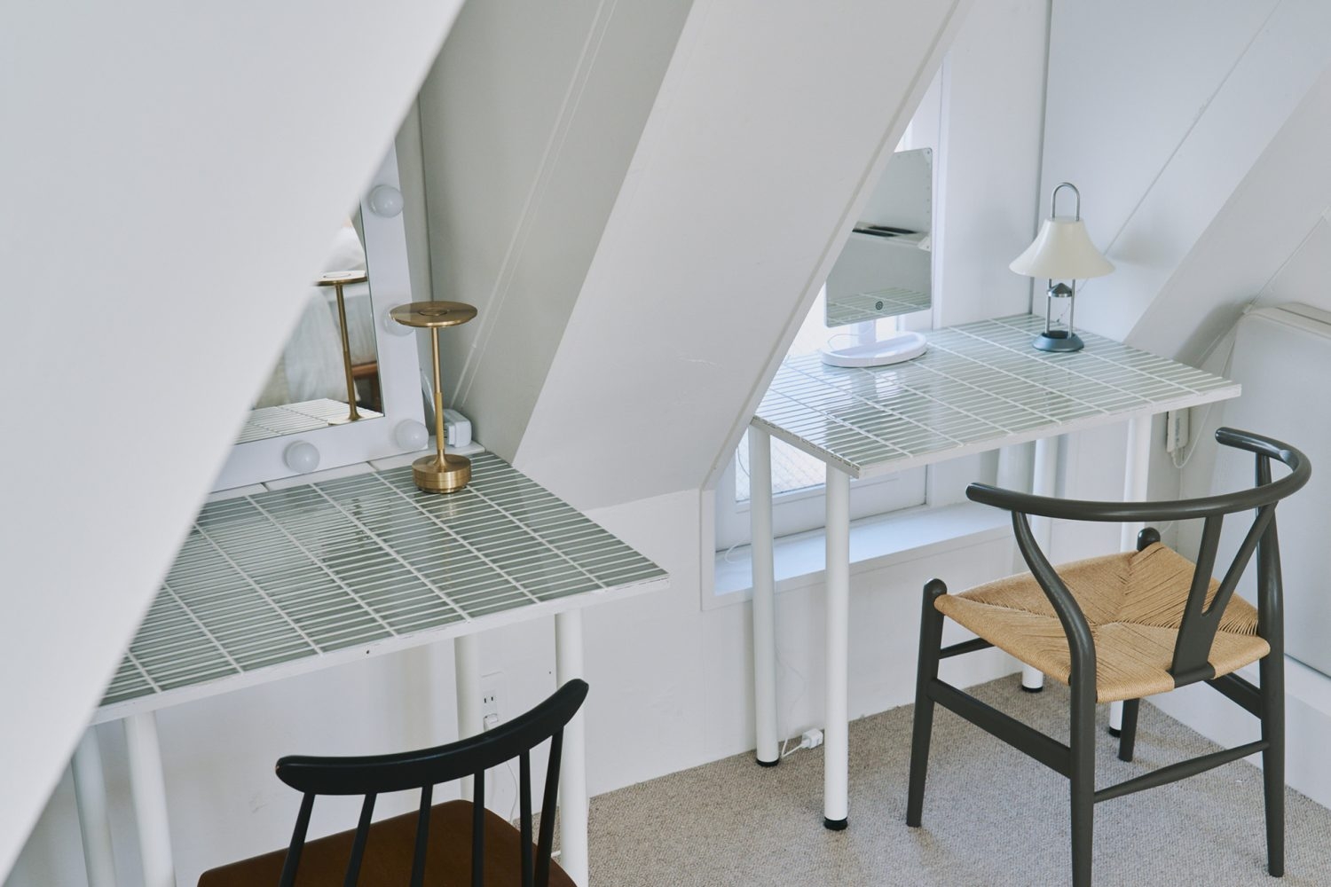 淡いカラータイル天板のメイク台