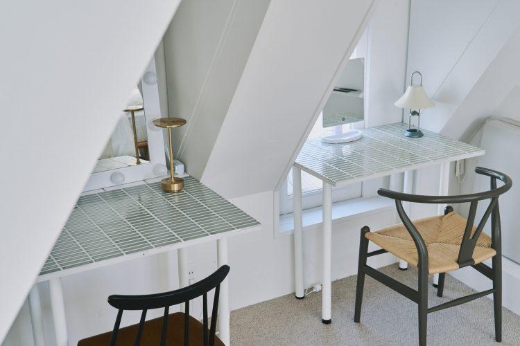 淡いカラータイル天板のメイク台