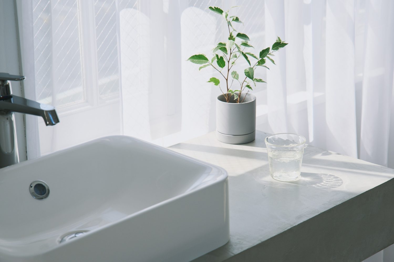 光が差すよう移動可能な洗面台