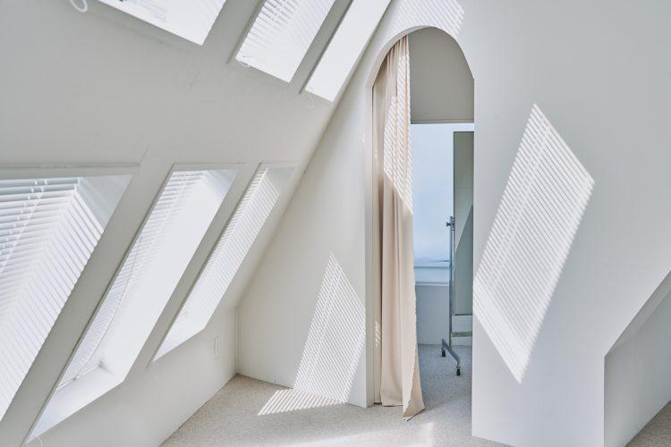 アーチの奥にはフィッテングルーム