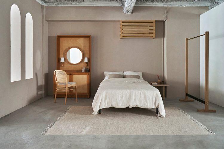 ベッドとハンガーラックで身支度シーンも演出可能