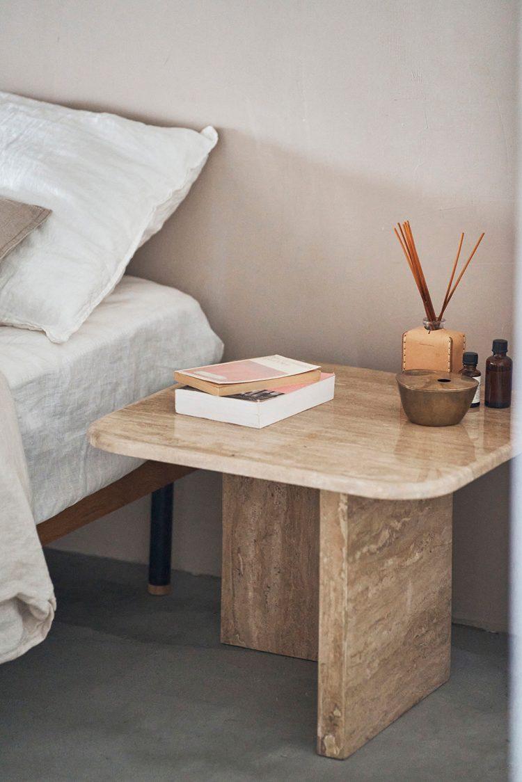 ベッドサイドテーブルでの物撮りも