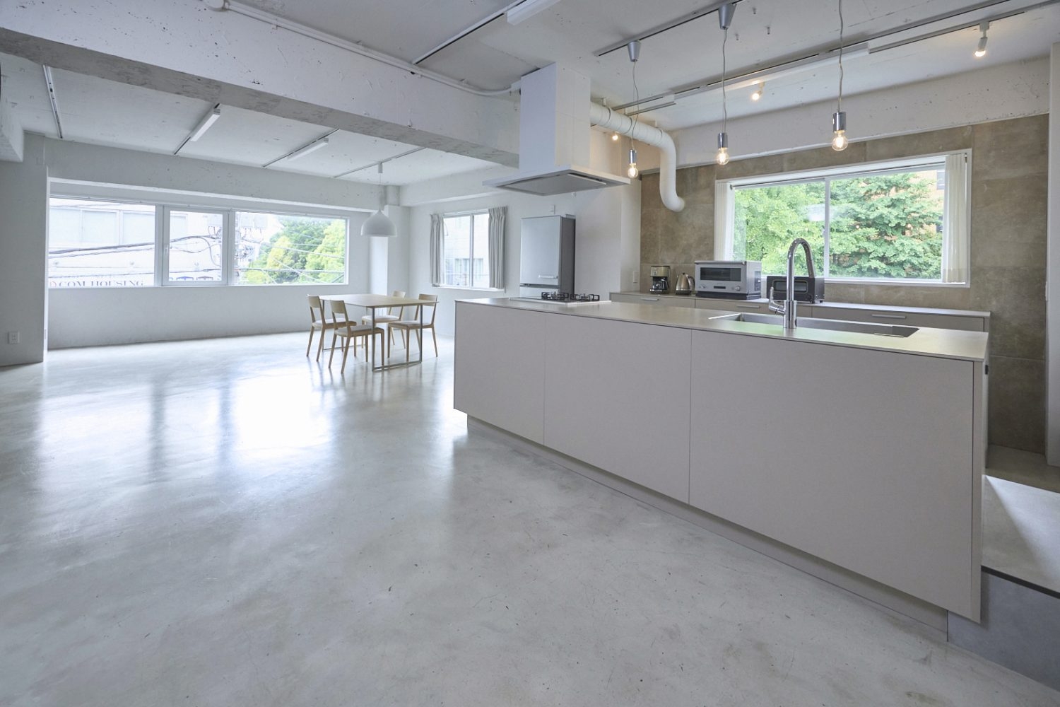 広々としたトープカラーのアイランドキッチン