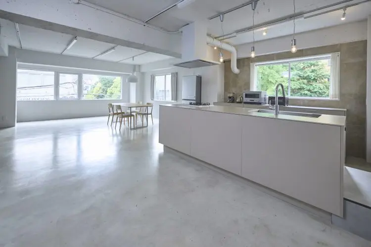 広々としたトープカラーのアイランドキッチン