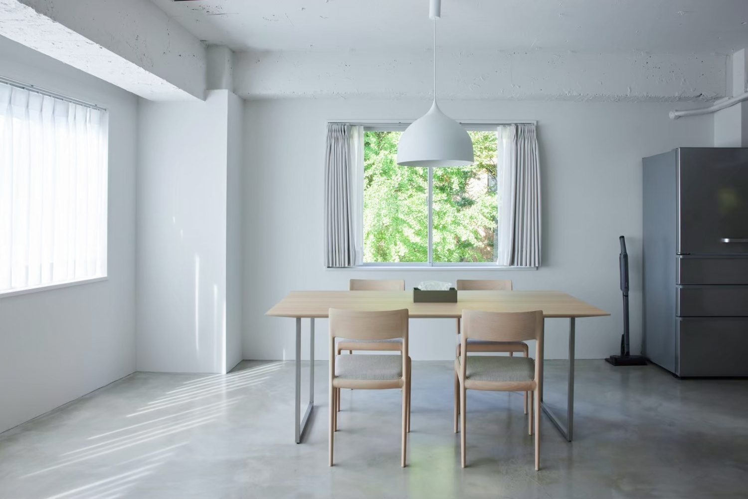 隈研吾デザインのダイニングテーブル