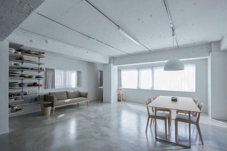 白壁とグレージュモルタル床が基調のシンプルモダンな空間