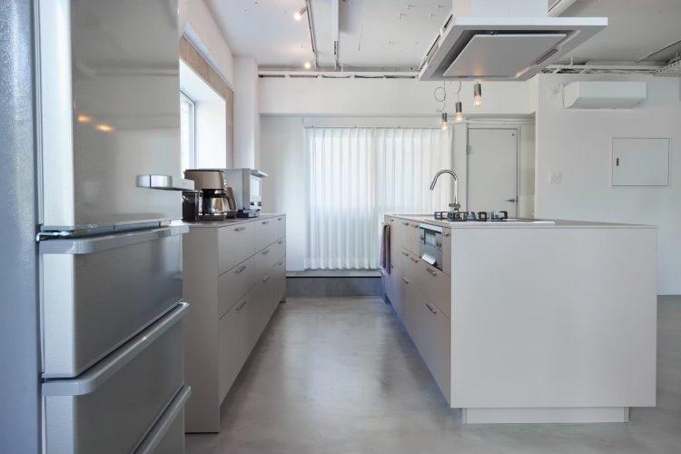 複数人での撮影も可能な動線を確保したキッチンスペース