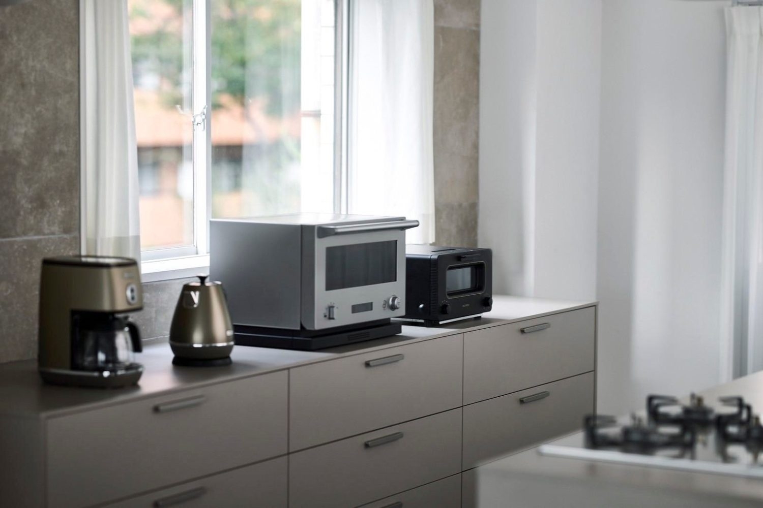 キッチンと同じトープカラーの背面ボード