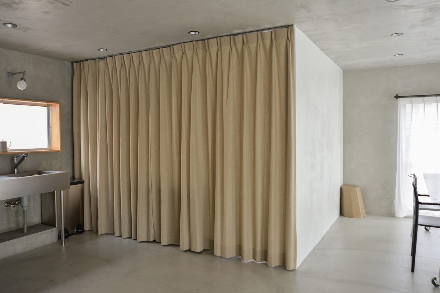 カーテンを閉めると控室としても利用可能