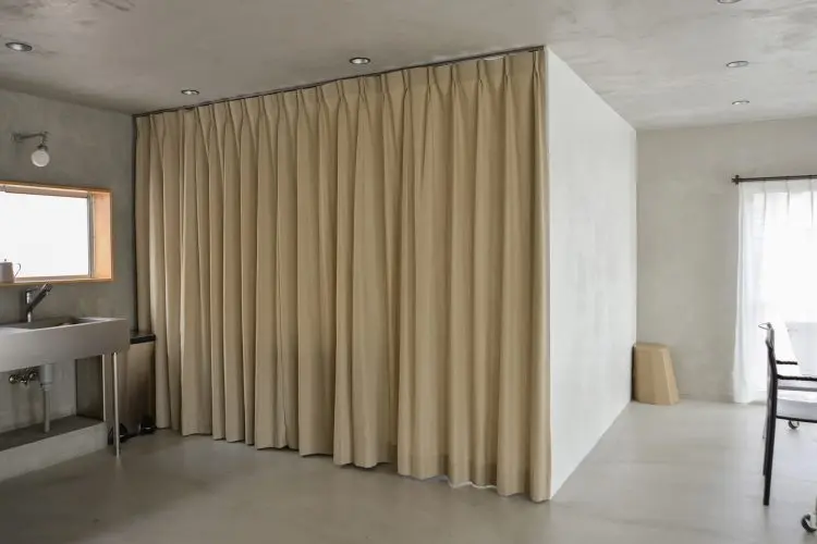 カーテンを閉めると控室としても利用可能