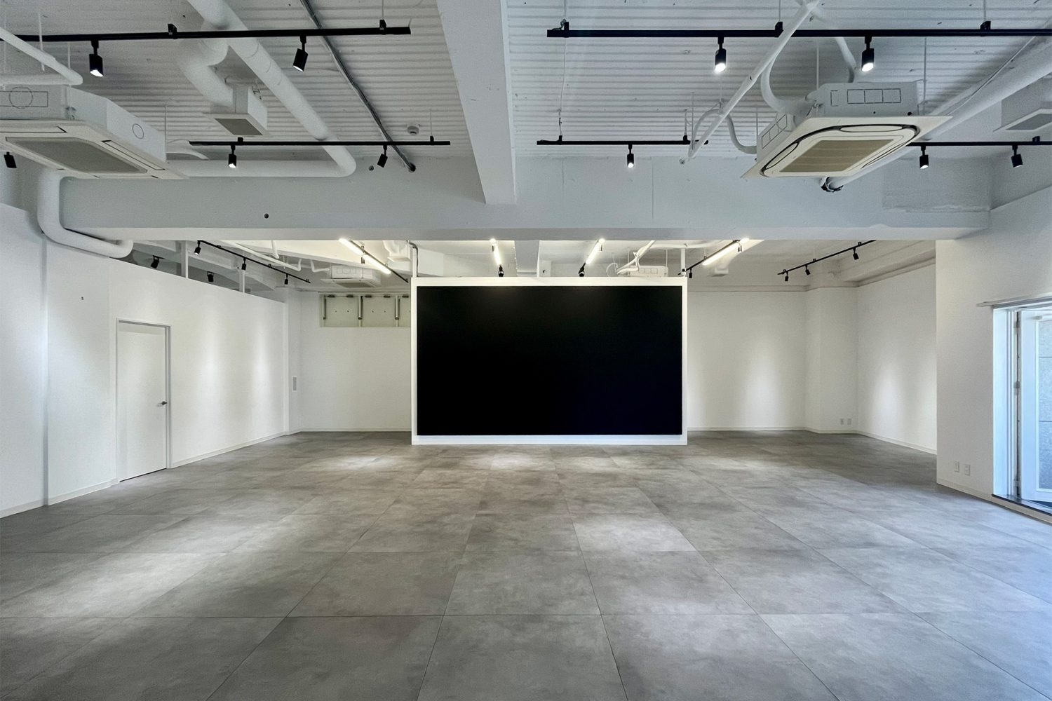 入口側からLEDスクリーン側