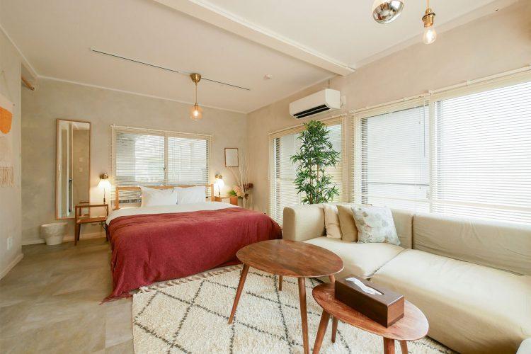 窓外からのライティングも可能なベッドルーム