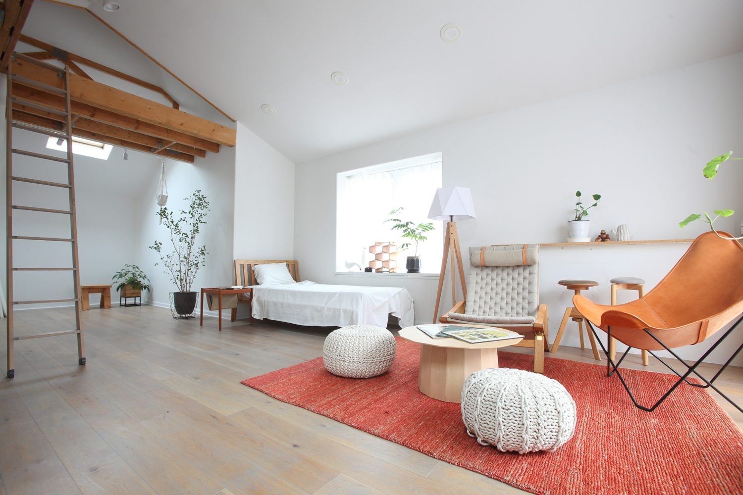 1st 2F / リビング ベッドを入れての撮影も可能