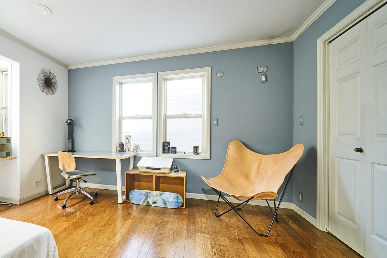 1st 1F / ブルーグレーの壁とフローリングの部屋