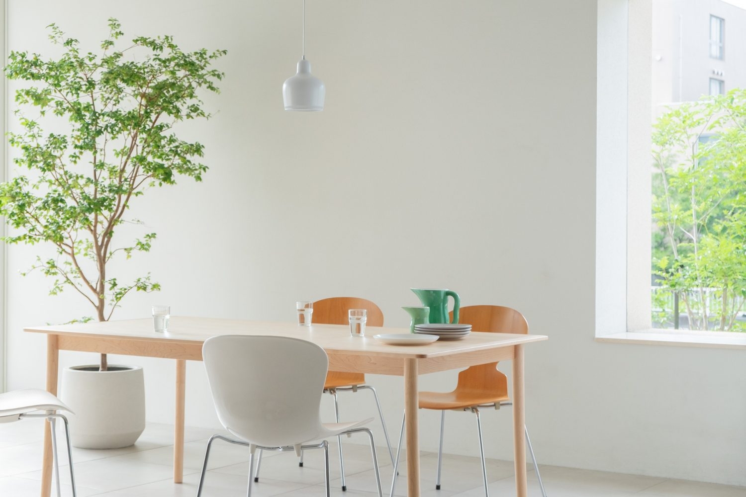 窓の外に植栽を並べることも可能