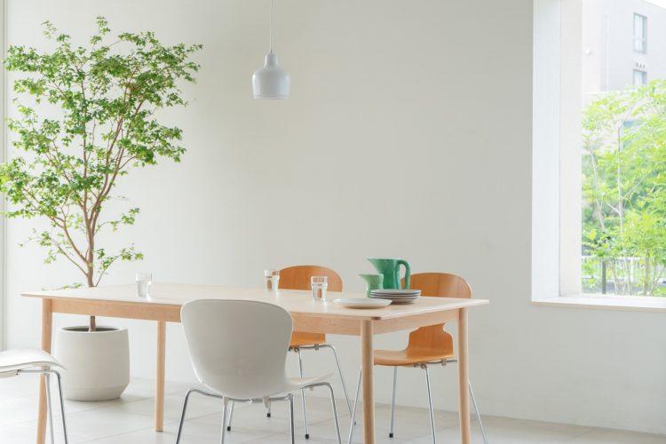 窓の外に植栽を並べることも可能