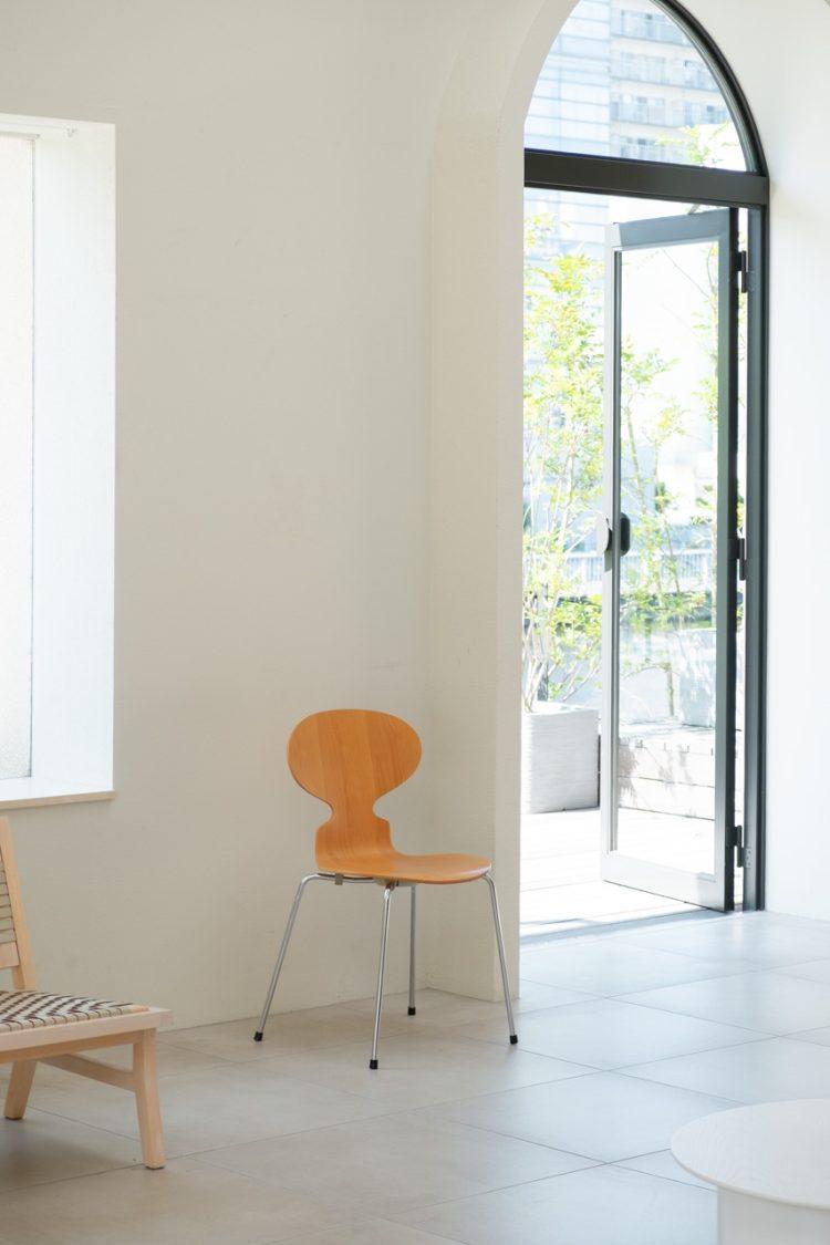 アーチ扉の外はウッドデッキ