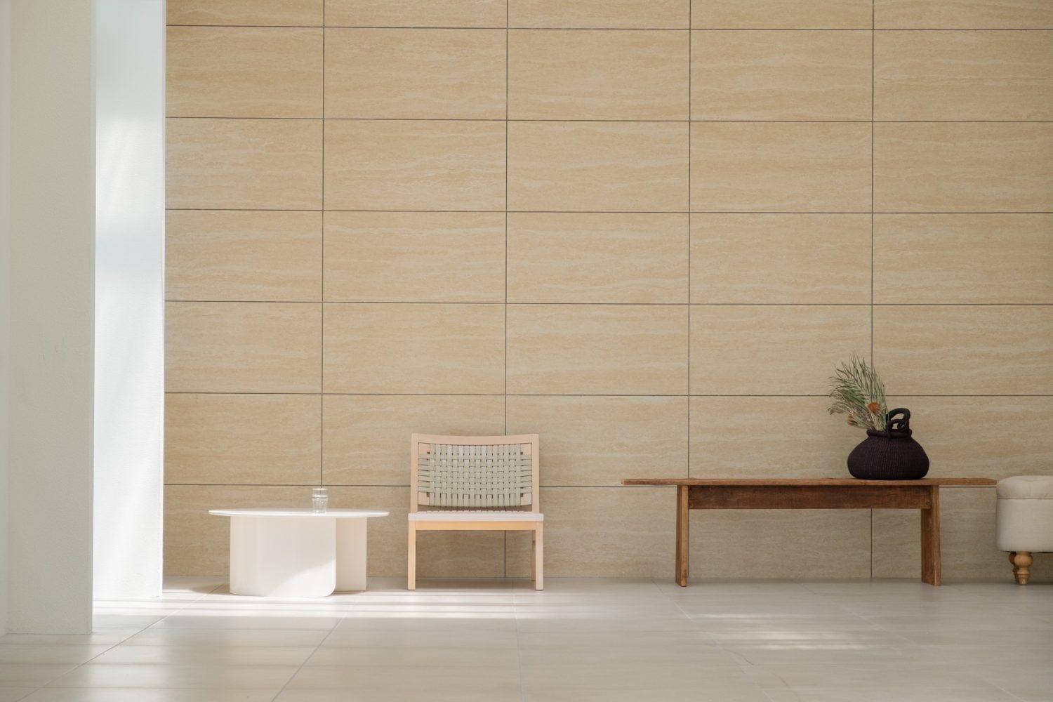 石壁の左側はアーチ扉