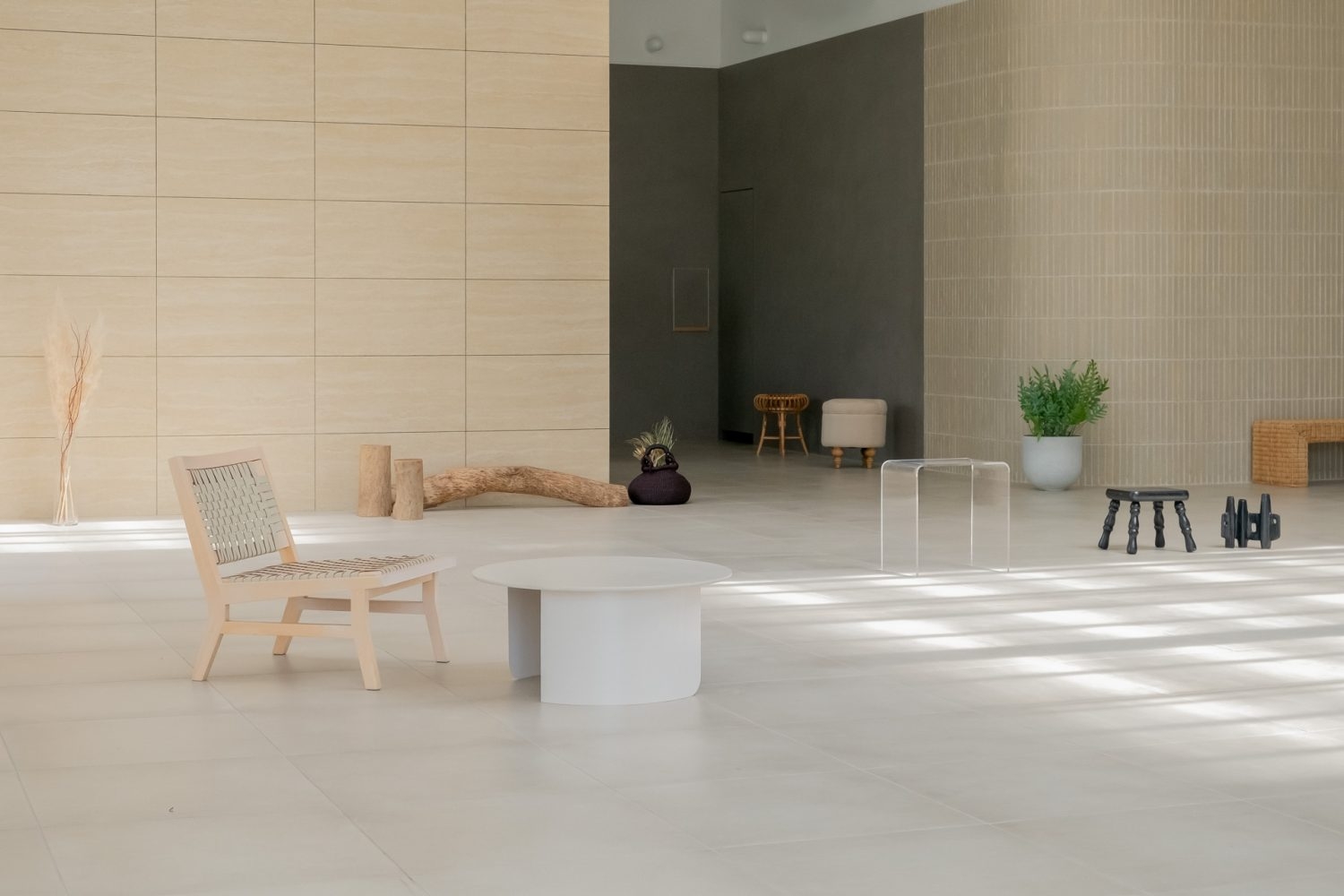 石壁の裏側に洗面バスルームあり