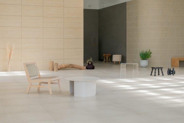 石壁の裏側に洗面バスルームあり