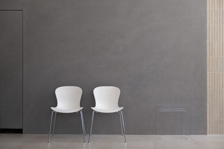 モルタル調のグレーの壁