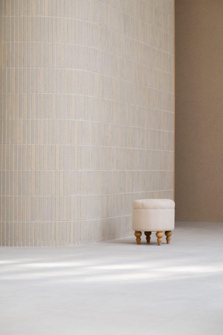 アール型のタイル壁周辺