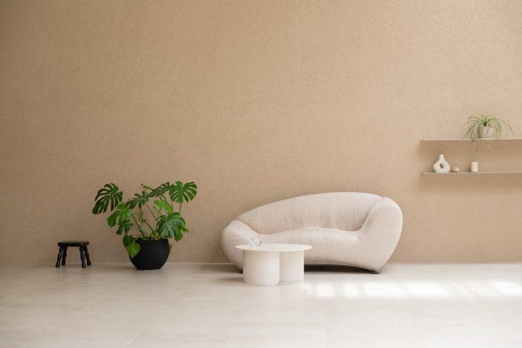 横幅7mのベージュ色の壁