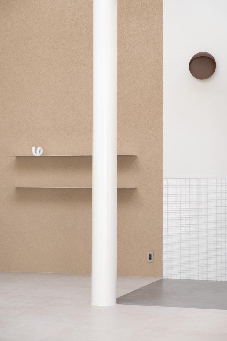 ステンレス棚と丸柱周辺