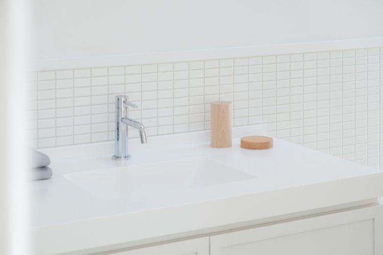 可動式洗面台を玄関スペースで撮影