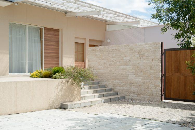 外階段とトラバーチンの石壁