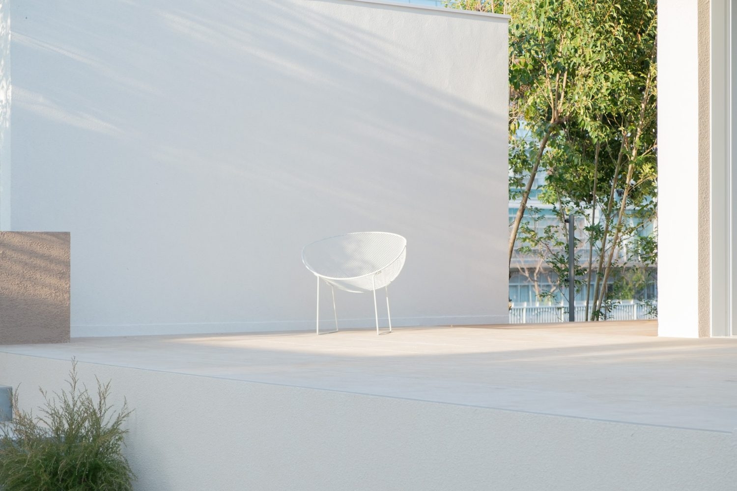 白い壁には日中光が入ります