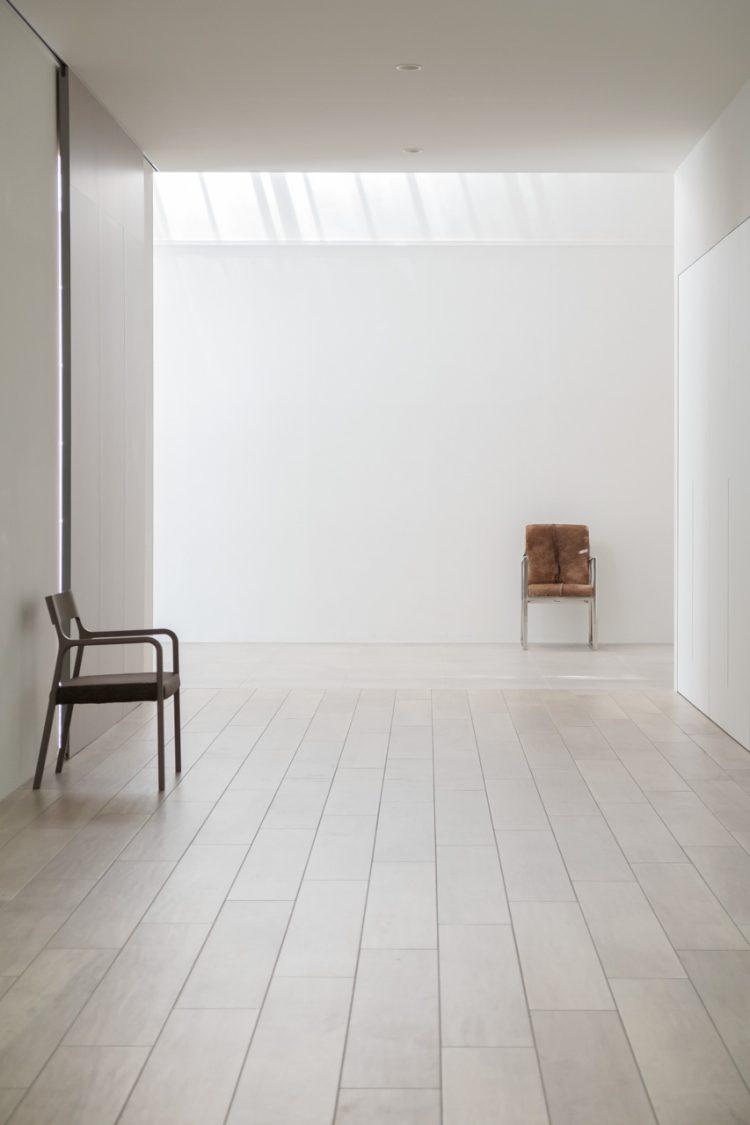 廊下から白い壁を撮影