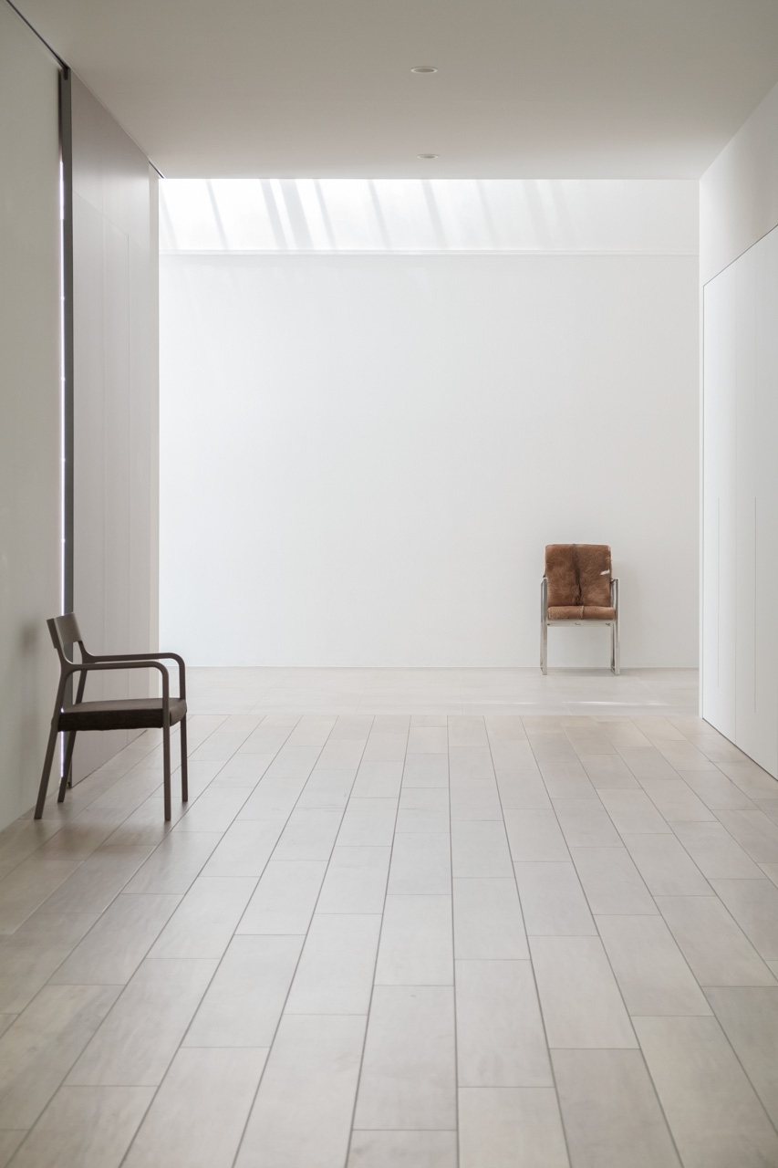 廊下から白い壁を撮影