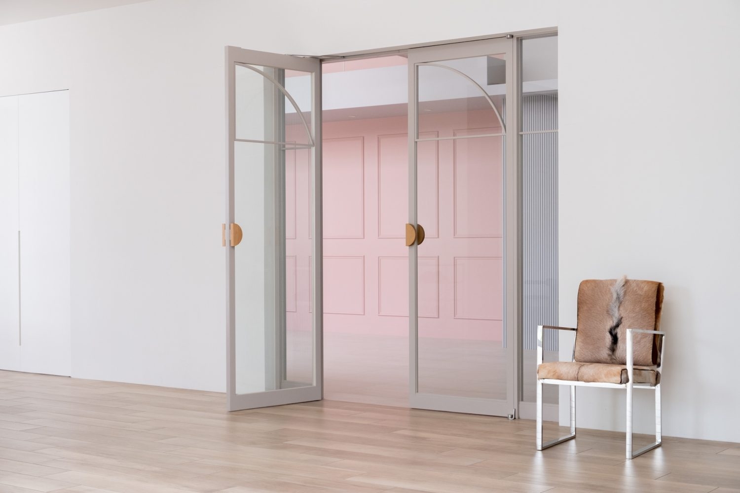 かわいらしい装飾の室内扉