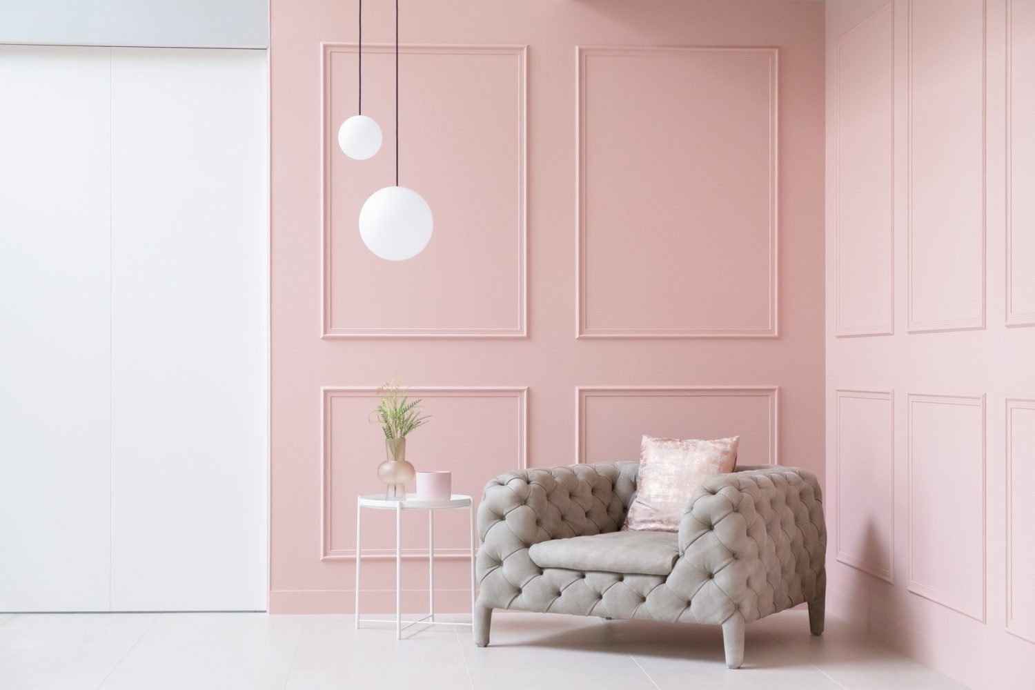 ピンクの壁と白い折れ戸
