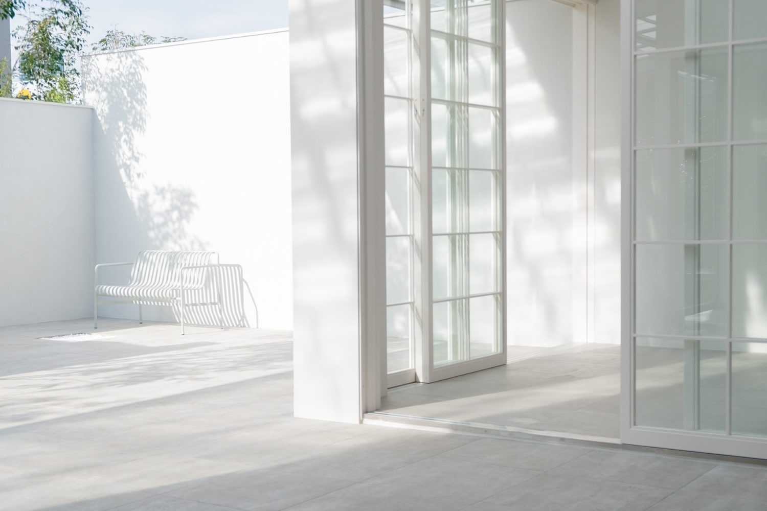 白い壁に囲まれた庭・テラス