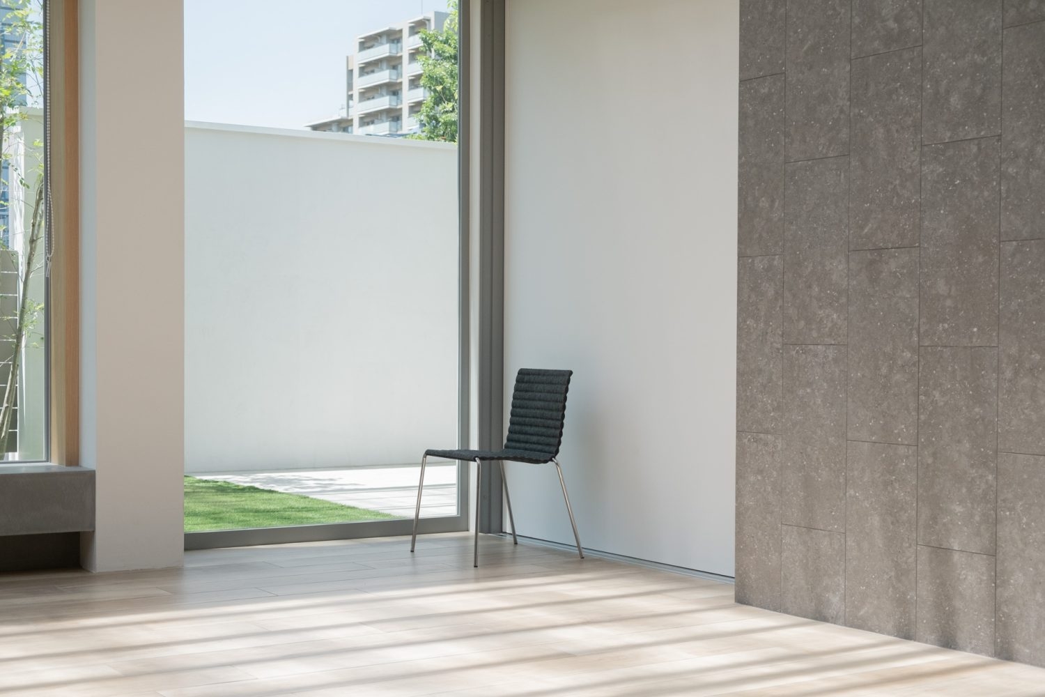 壁に見立てた白い扉