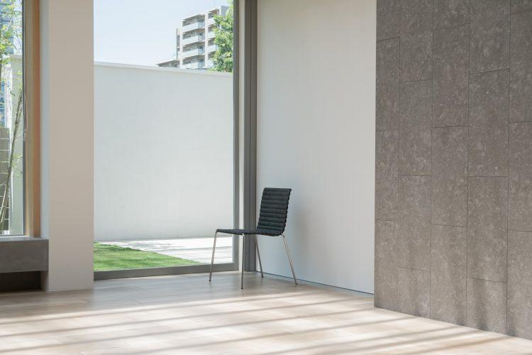 壁に見立てた白い扉